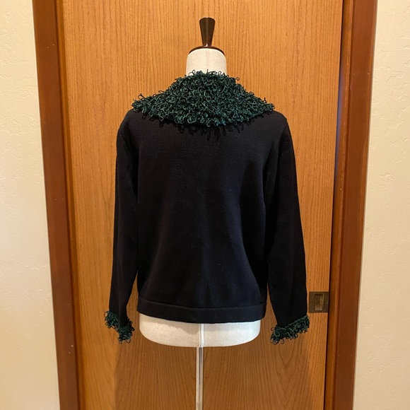 Christmas Berek 🎄 Sweater Wreaths and Bows- Button Down - Picture 6 of 6